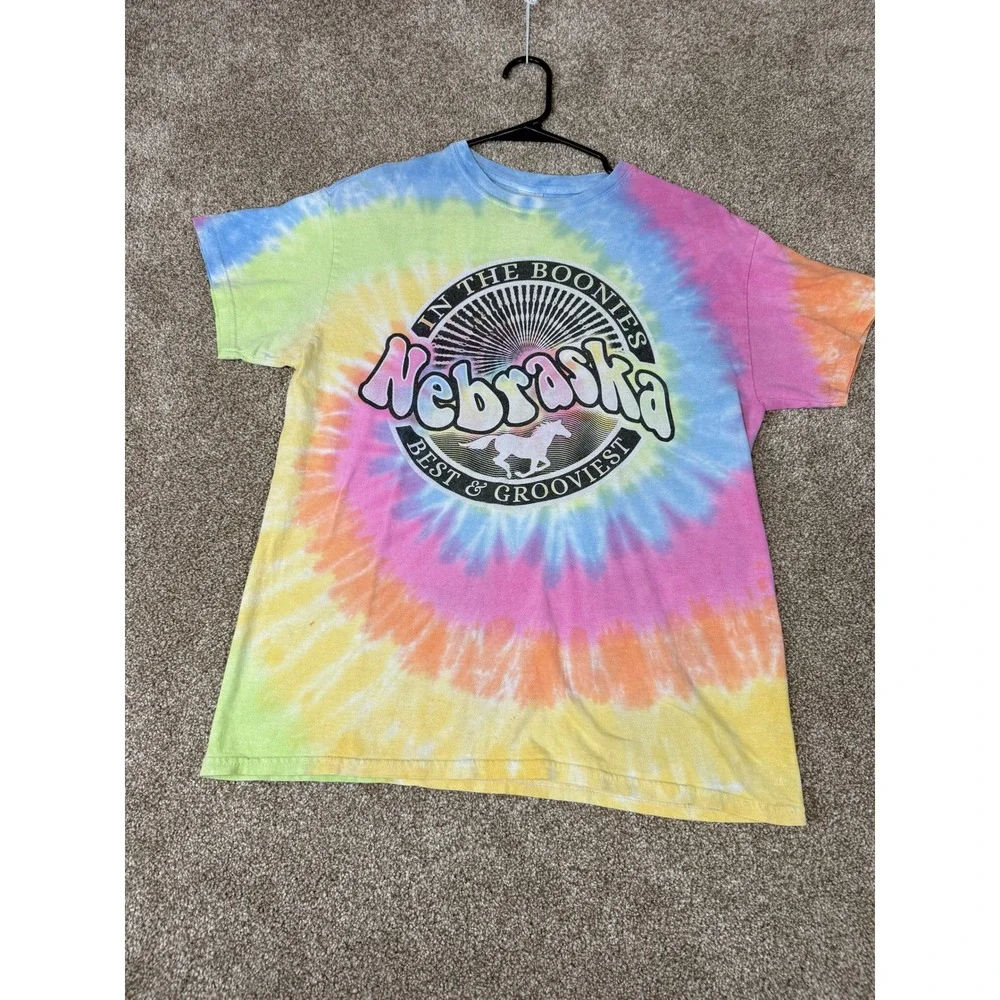 Nebraska In The Boonies Best Grooviest Tie Dye T-Shirt Mens M‎ Retro Americana